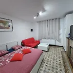 아파트 Maison Lydie - Meuble De 3 Etoiles 샤를루아